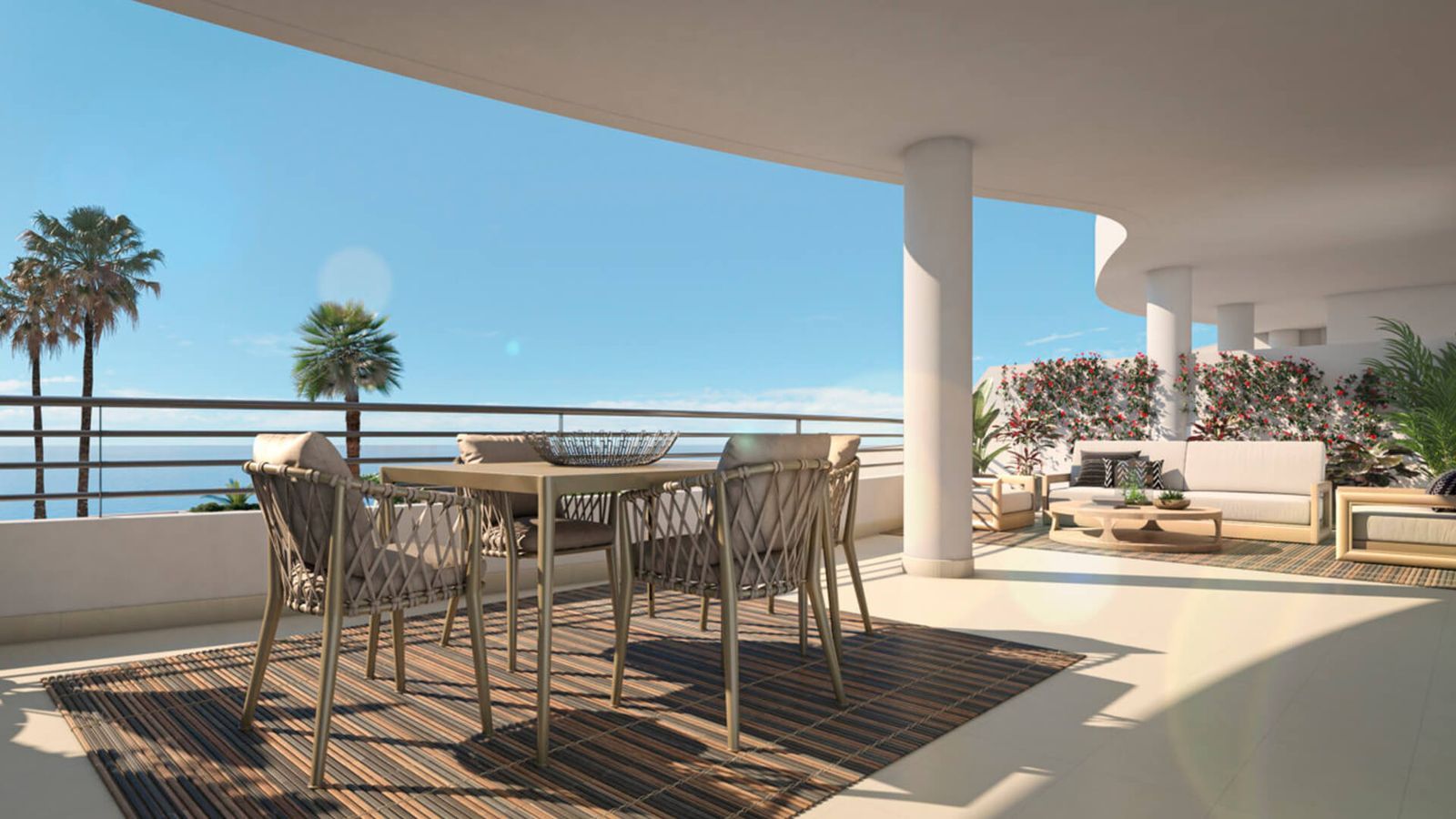 Luxe balkon met uitzicht op de oceaan.